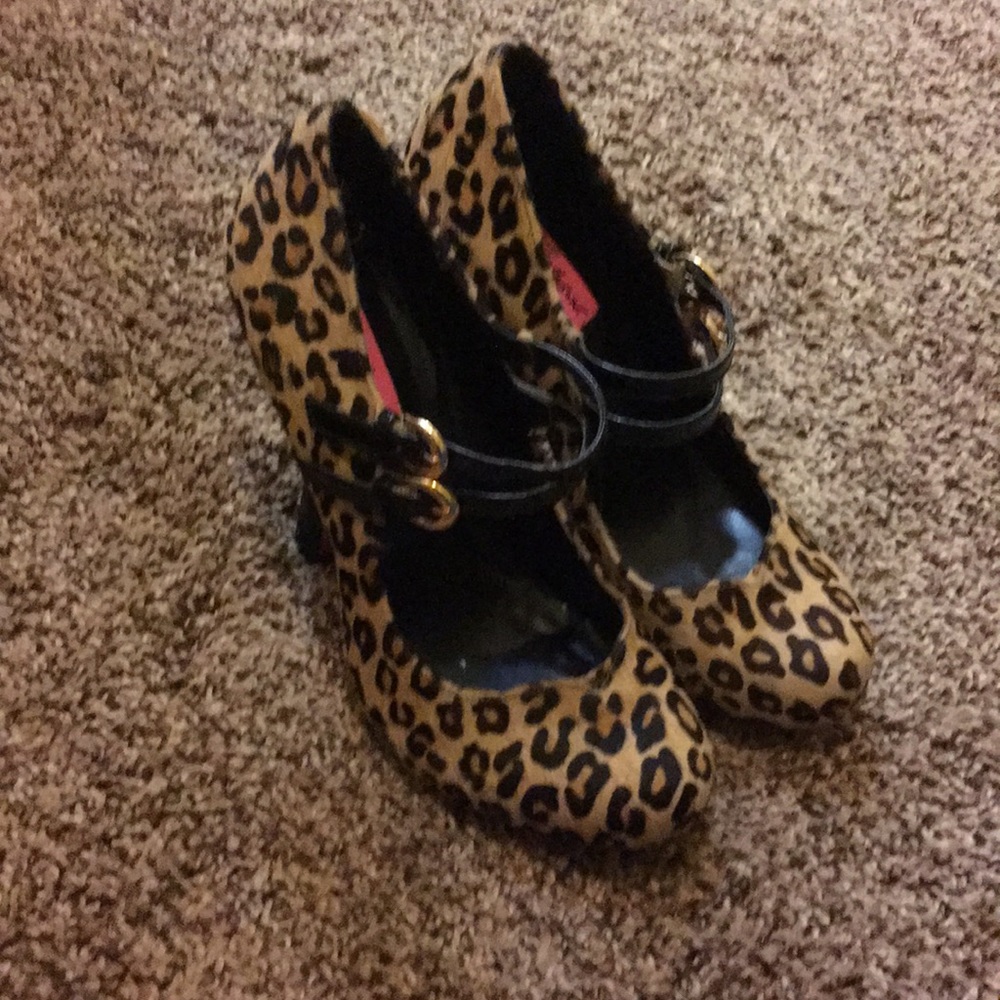Betsey Johnson Size 8.5 Real Cow Hide Heels